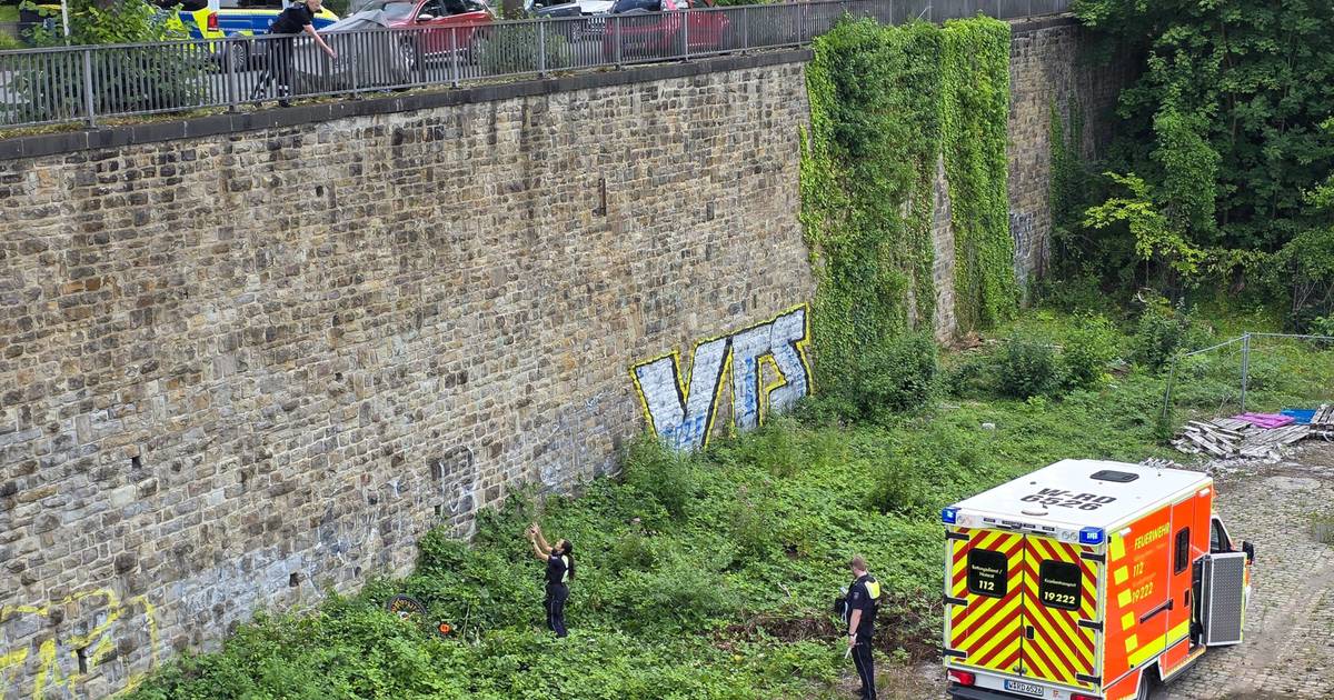 Radfahrer in Wuppertal stürzt zehn Meter in die Tiefe