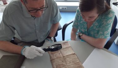 In der Handschriften- und Büchersprechstunde des Literaturarchivs Saar-Lor-Lux-Elsass, Saarbrücken