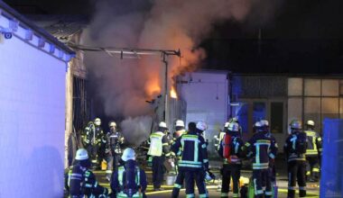 Feuerwehr löscht Brand bei Autovermietung in Plittersdorf