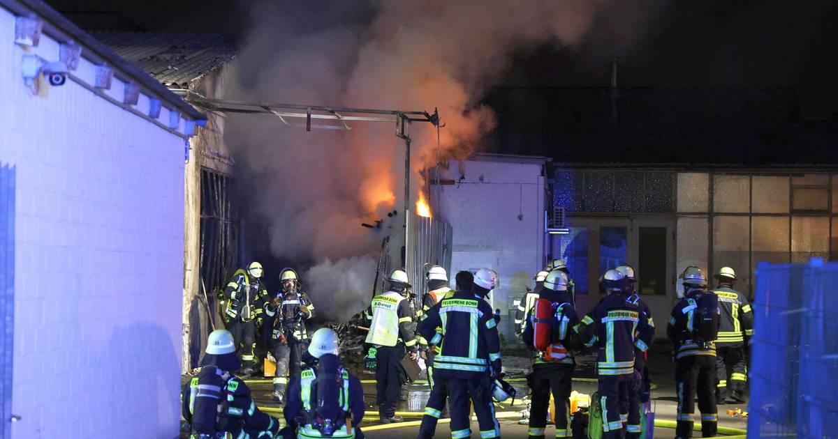 Feuerwehr löscht Brand bei Autovermietung in Plittersdorf