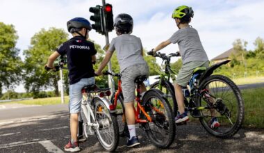 Kinder trainieren auf dem Verkehrsübungsplatz in Rath