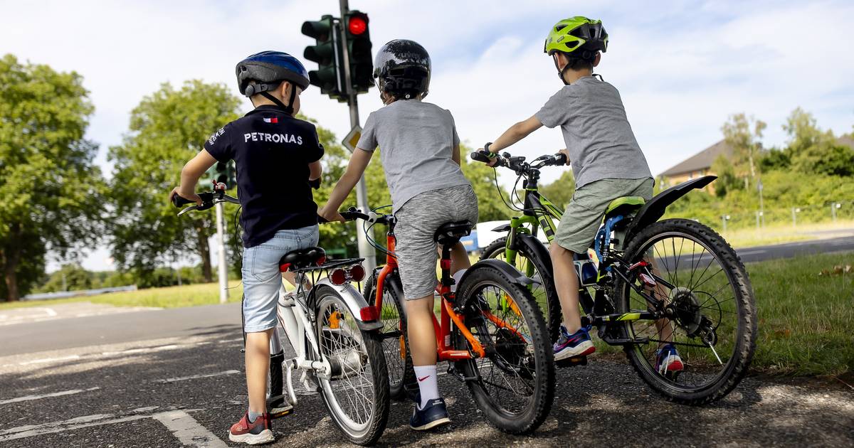 Kinder trainieren auf dem Verkehrsübungsplatz in Rath