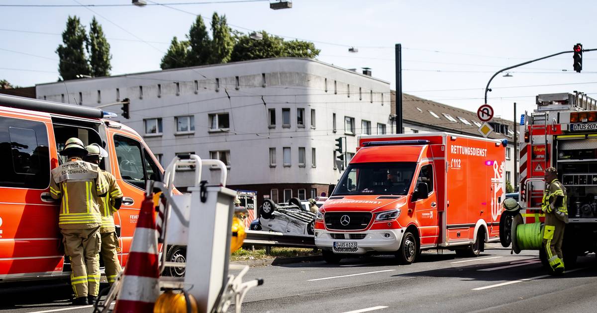 Düsseldorf-Derendorf: Auto überschlägt sich bei Unfall