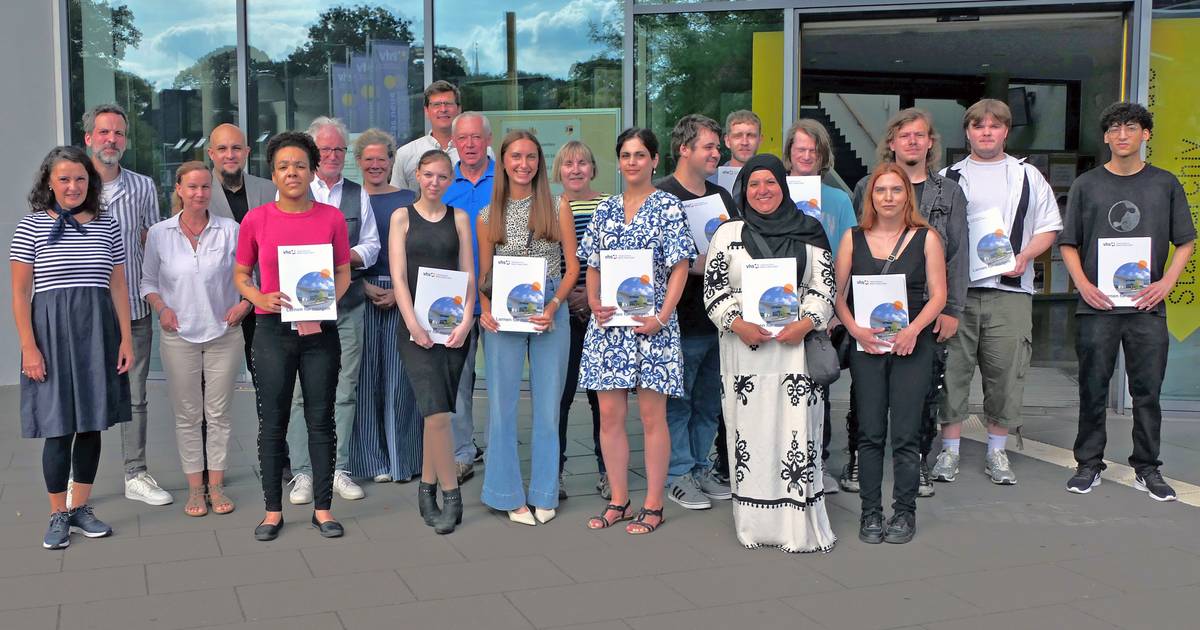 Abendschule der VHS – Absolventin aus Rheinberg mit Note 1,0