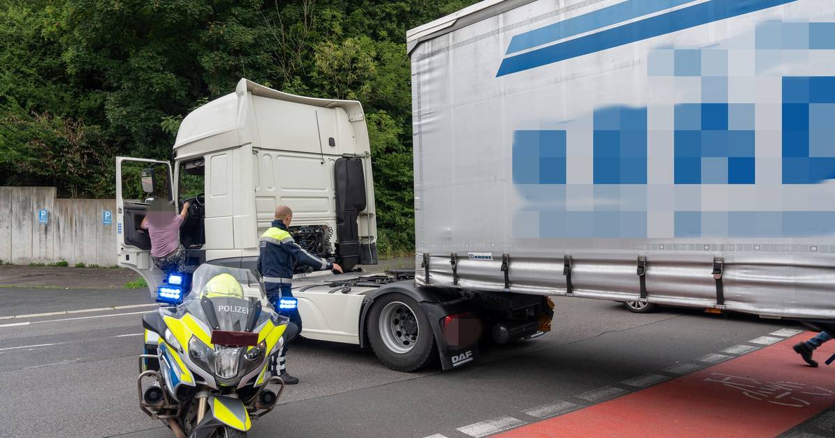 Unfall in Wuppertal: Lkw-Fahrer verliert Auflieger