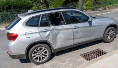 Autofahrerin (72) stößt mit Linienbus zusammen