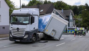 Verkehrsunfall in Wuppertal: Auflieger rutscht von Lkw