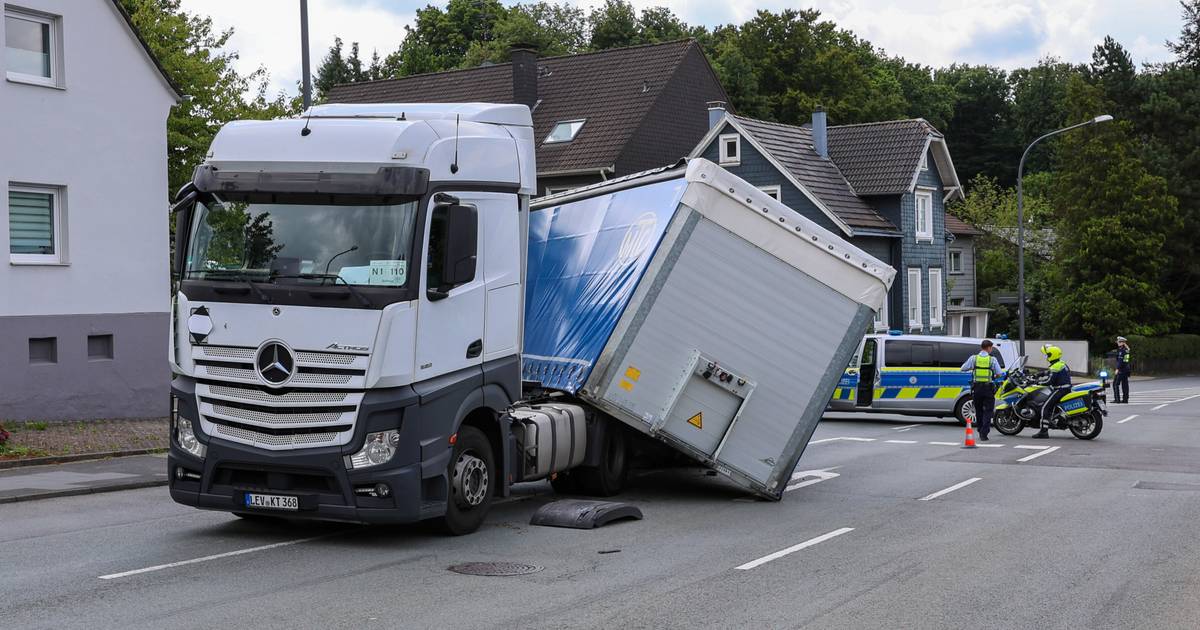 Verkehrsunfall in Wuppertal: Auflieger rutscht von Lkw
