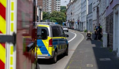 Bedroht, geschlagen und mit Pfefferspray gesprüht: Tatverdächtiger nach Vorfall flüchtig