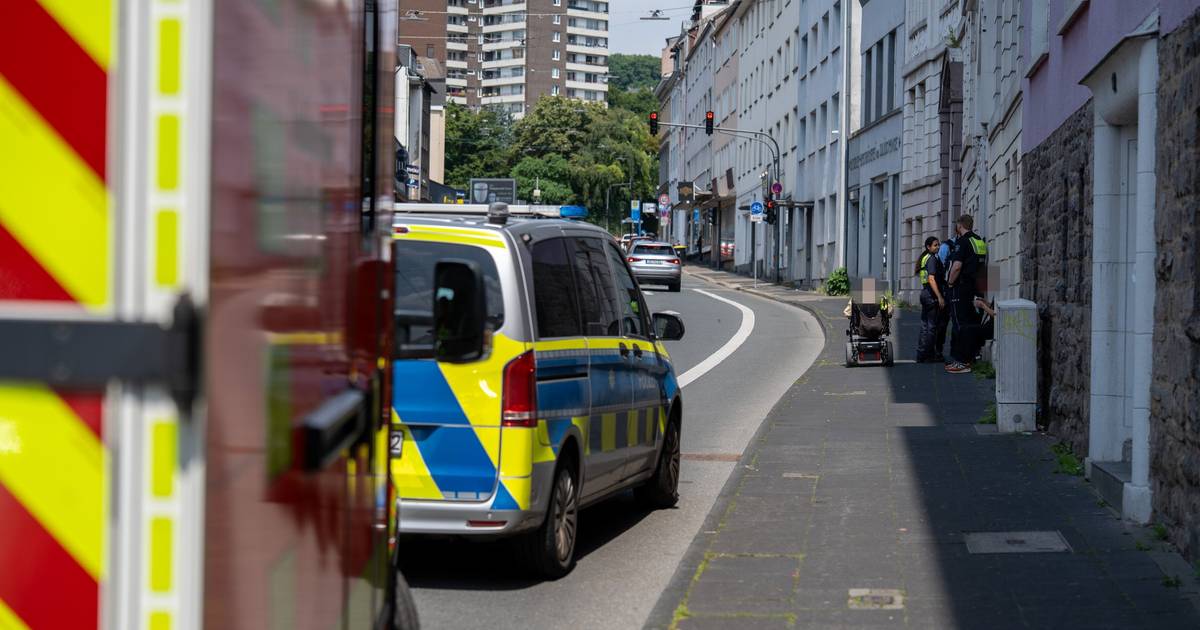 Bedroht, geschlagen und mit Pfefferspray gesprüht: Tatverdächtiger nach Vorfall flüchtig