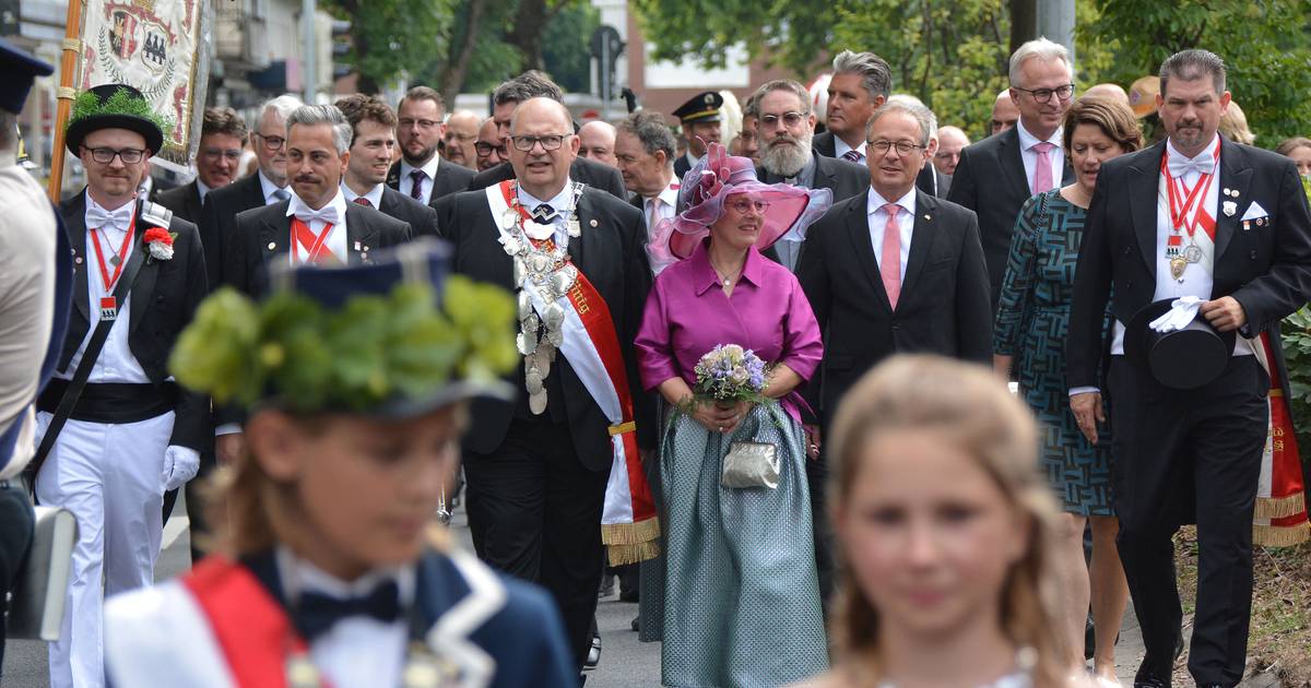 Räuber locken 2500 Besucher ins Festzelt von Reuschenberg