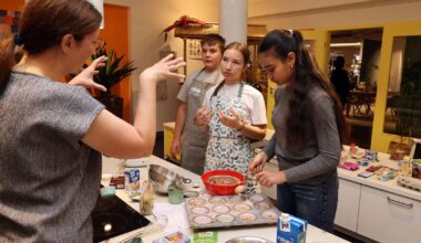 Schüler backen im Möbelhaus Schaffrath