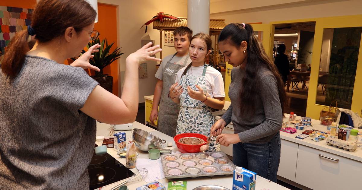Schüler backen im Möbelhaus Schaffrath