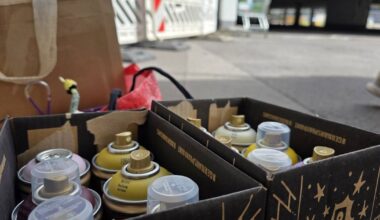 Jugendbüro und Bürgermeister sprayen Graffitis auf Parkhaus