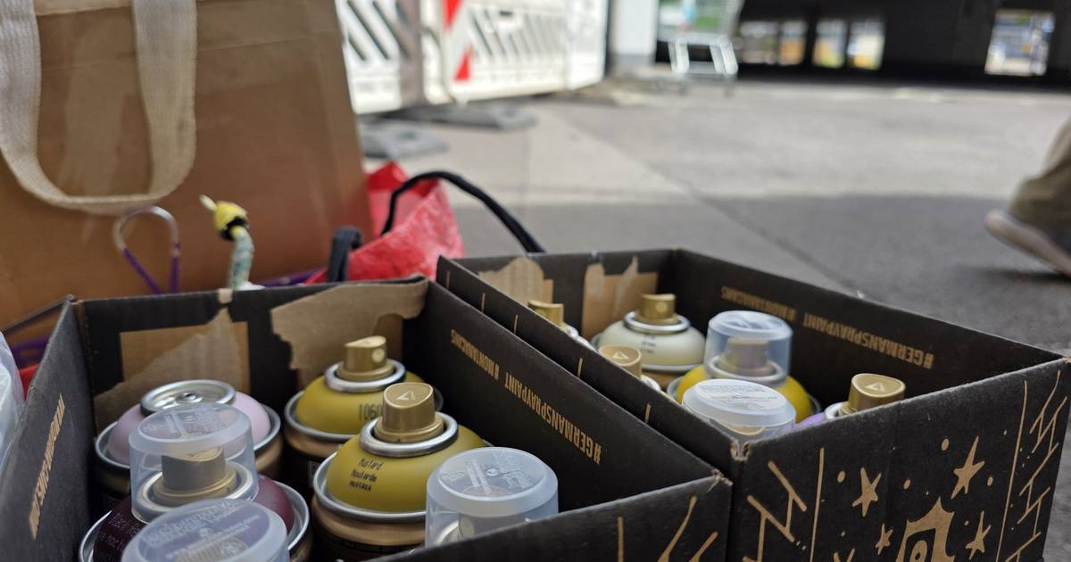 Jugendbüro und Bürgermeister sprayen Graffitis auf Parkhaus