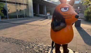 Maus-Statue vor WDR-Gebäude in Brand gesetzt