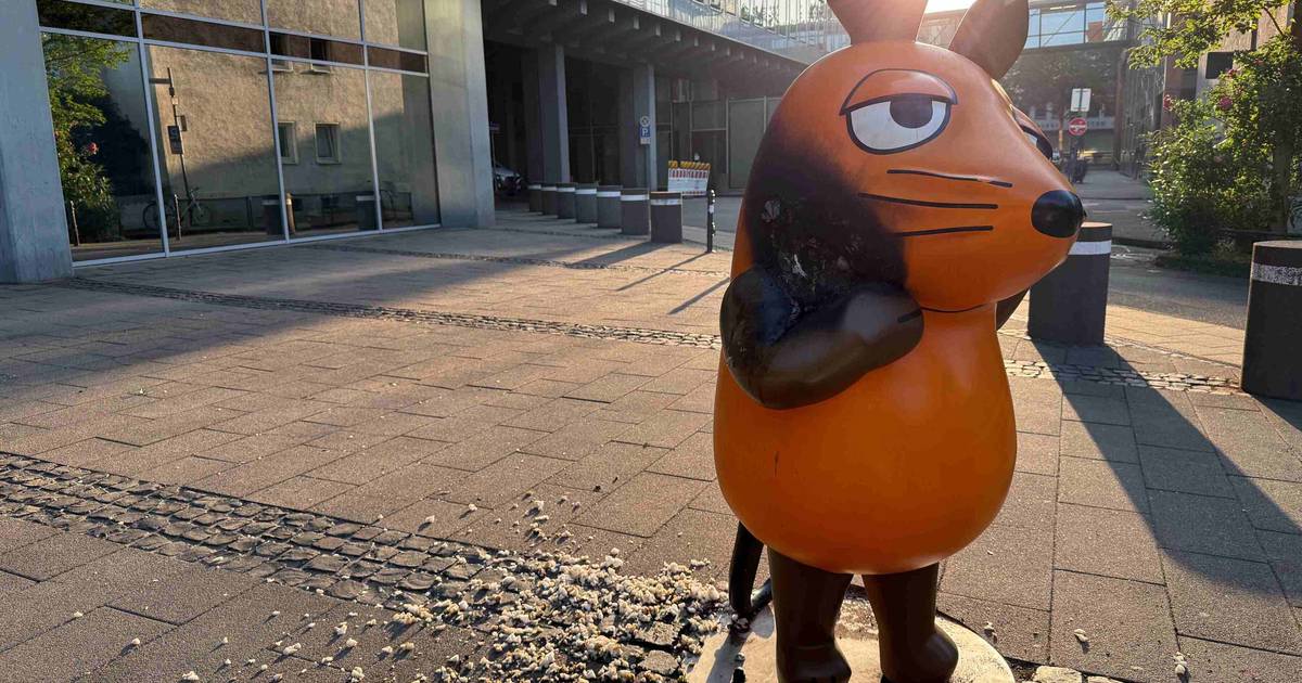 Maus-Statue vor WDR-Gebäude in Brand gesetzt