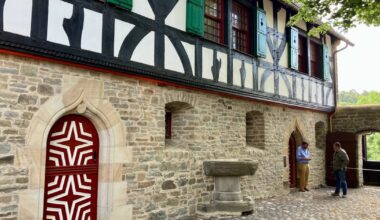 Neue Bibliothek öffnet in altem Pferdestall von Schloss Burg in Solingen