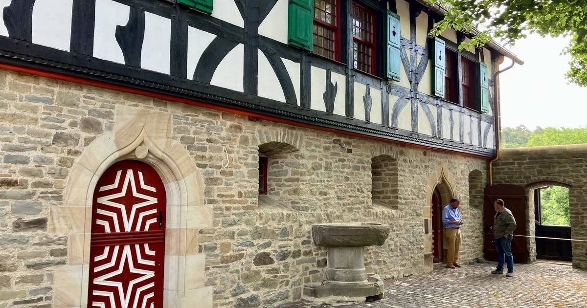 Neue Bibliothek öffnet in altem Pferdestall von Schloss Burg in Solingen