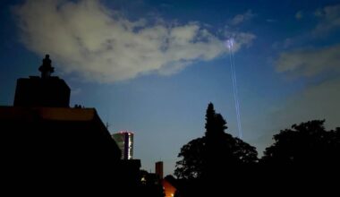 Lichtsignal über Himmel in Düsseldorf: Light Beam am Donnerstagabend