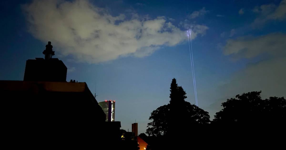 Lichtsignal über Himmel in Düsseldorf: Light Beam am Donnerstagabend
