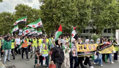 Syrer demonstrieren in Düsseldorf - Protest am Sonntag