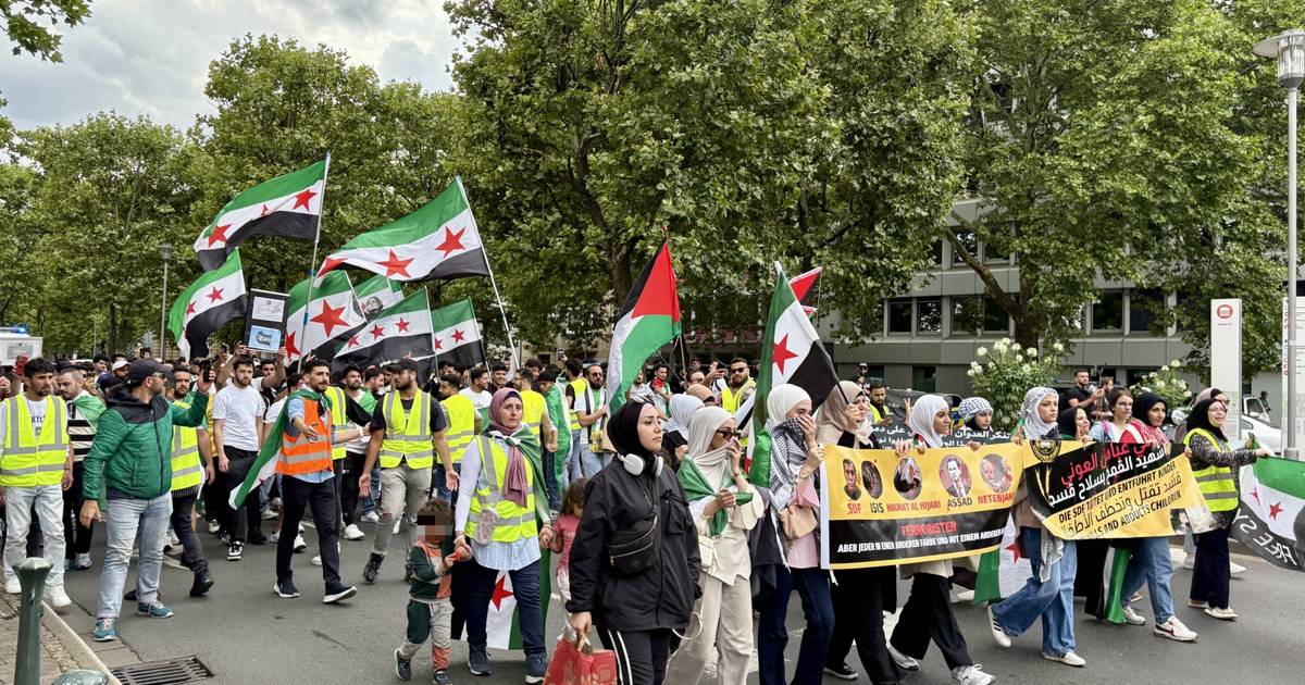 Syrer demonstrieren in Düsseldorf - Protest am Sonntag