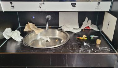 Ärger über Müll und Dreck auf öffentlicher Toilette in Rheydt