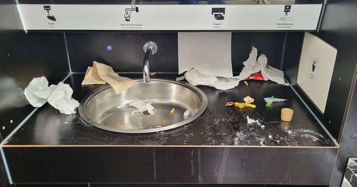 Ärger über Müll und Dreck auf öffentlicher Toilette in Rheydt