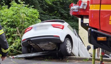 Autofahrer kracht in Wuppertal gegen Hauswand