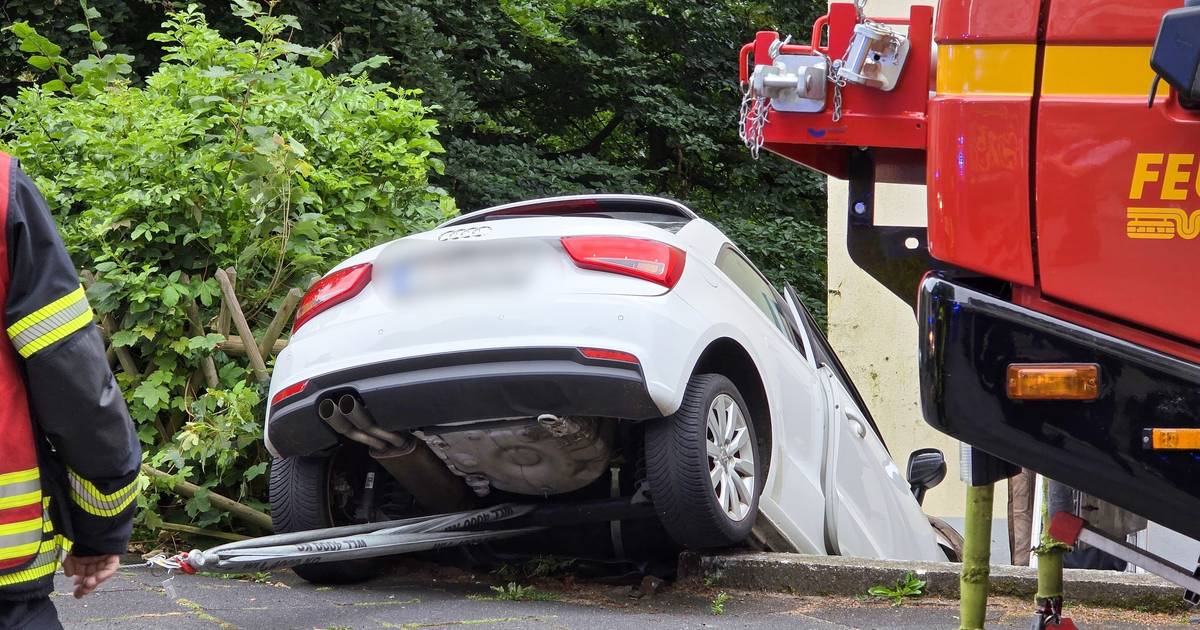 Autofahrer kracht in Wuppertal gegen Hauswand