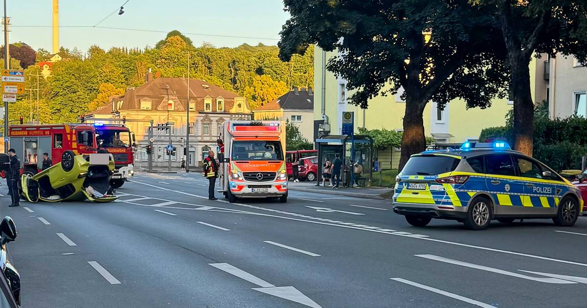 Auto landet auf dem Dach