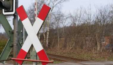 Bei Bonn: Zwei Menschen sterben an Bahnübergang