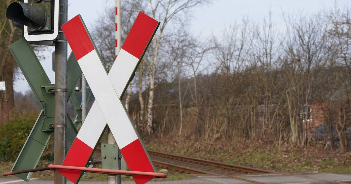Bei Bonn: Zwei Menschen sterben an Bahnübergang