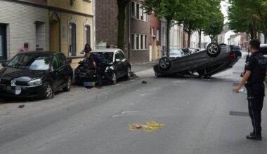 Auto landet bei Unfall in Viersen auf dem Dach