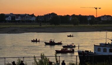 Einsatz in Düsseldorf - Schiffe durchbrechen Polizei-Sperre auf Rhein