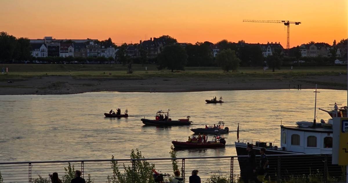 Einsatz in Düsseldorf - Schiffe durchbrechen Polizei-Sperre auf Rhein