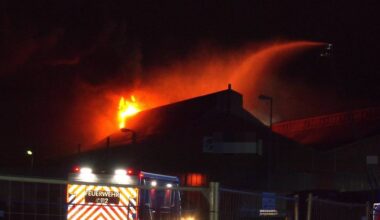Großeinsatz in Duisburg: Lagerhalle fängt Feuer