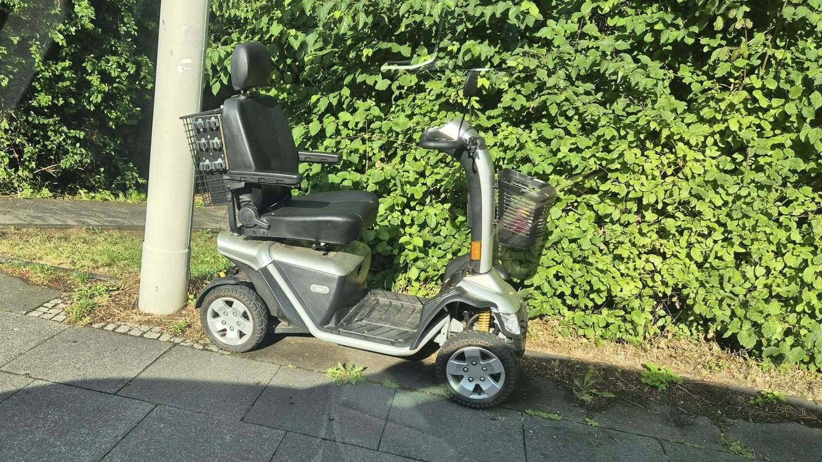 Das Seniorenmobil steht seit fast zwei Wochen an der Julius-Leber-Straße, Ecke am Kirchbüchel. 
