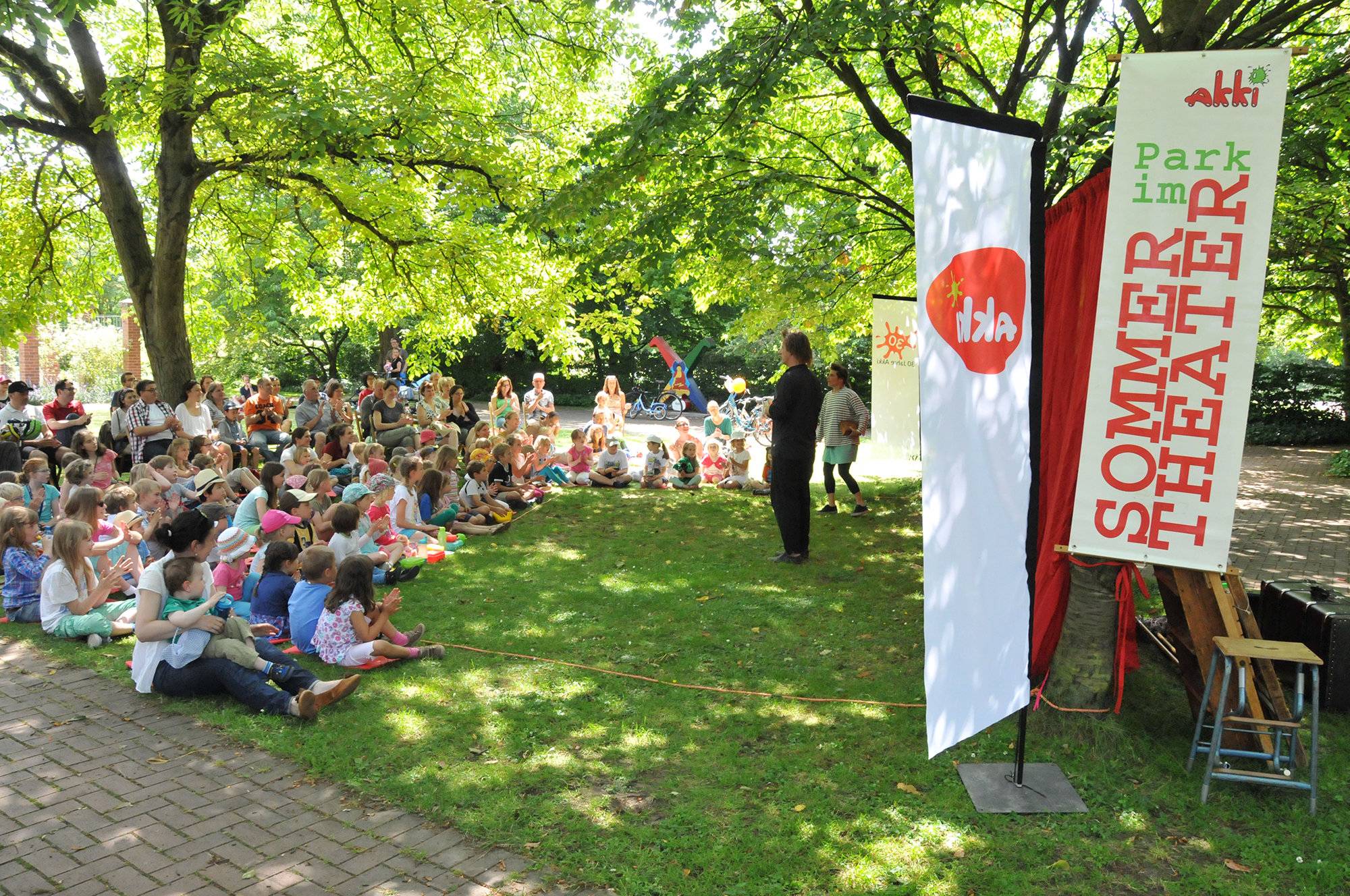  Im Akki-Garten wird es den Sommer über wieder sonntags Theateraufführungen für Familien mit kleinen Kindern geben.  