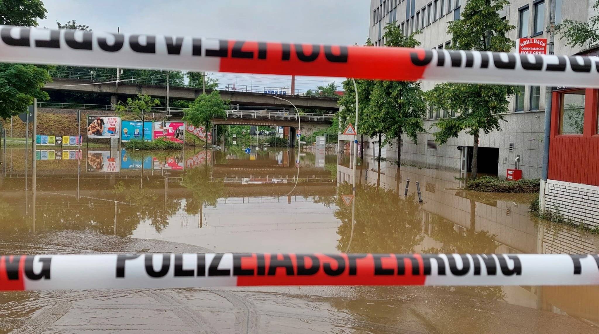 Seenplatte Am Propsthof: Unter der Stadtbahn- und Eisenbahnunterführung steht auch am Tag nach dem schweren Unwetter des 14. Juli 2021 noch das Wasser.