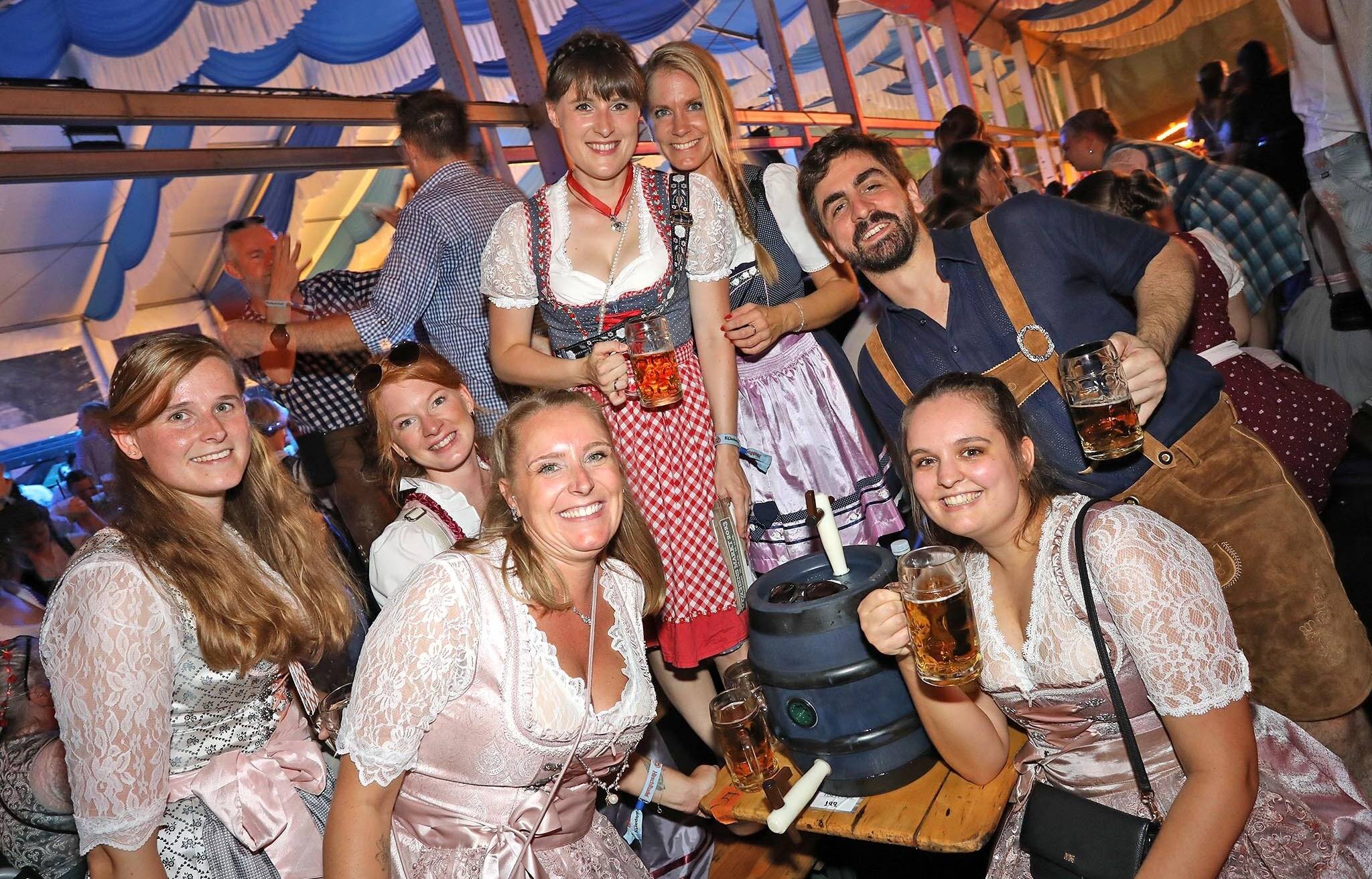 Dirndl gehören zur After Job Party im Bayernzelt, hier im Jahr 2023.
