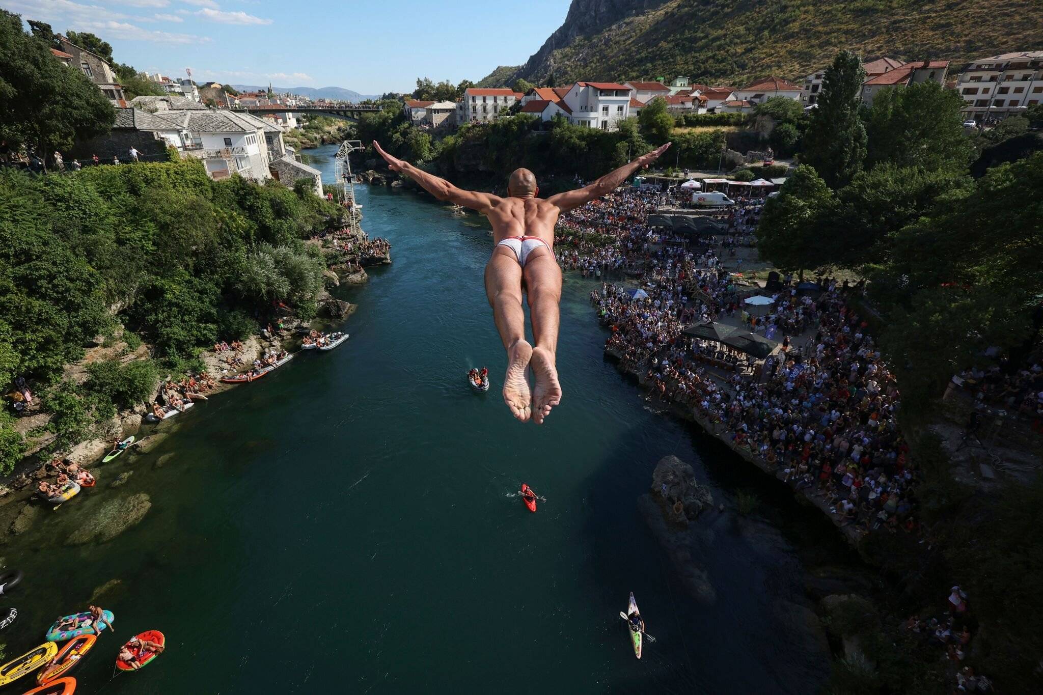 Ein Mann springt während des 456. jährlichen Brückenspringerwettbewerbs von der Brücke Stari Most (Archiv).