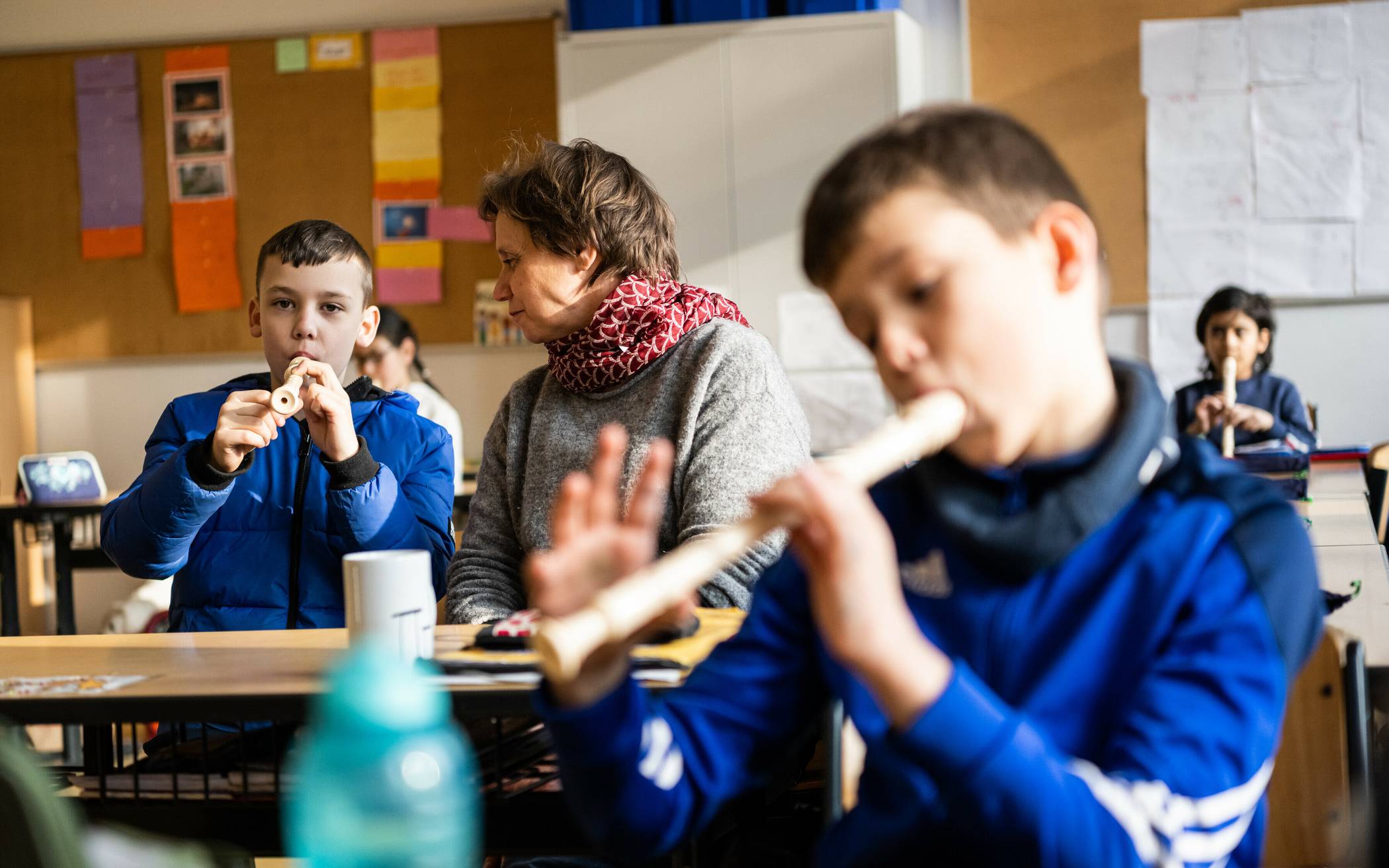 Das Archivbild von 2023 zeigt Integrationsassistenz Stefanie Kroseberg mit Schüler Mustafa.