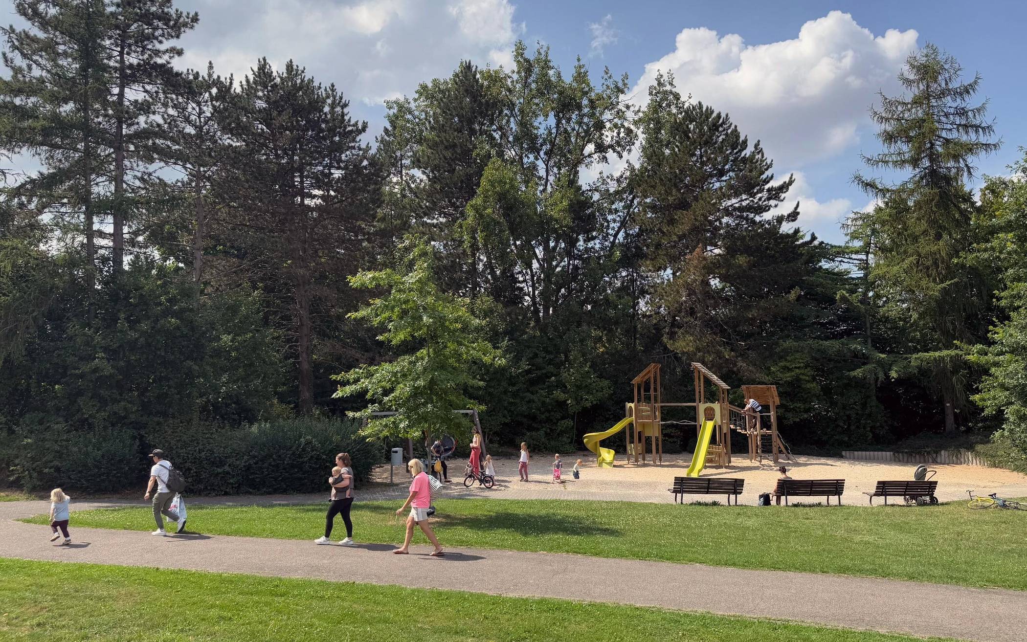 Der Freizeitpark Rheinbach bietet zahlreiche Spielmöglichkeiten für Kinder, schattige Aufenthaltsbereiche unter Bäumen und Sportanlagen.