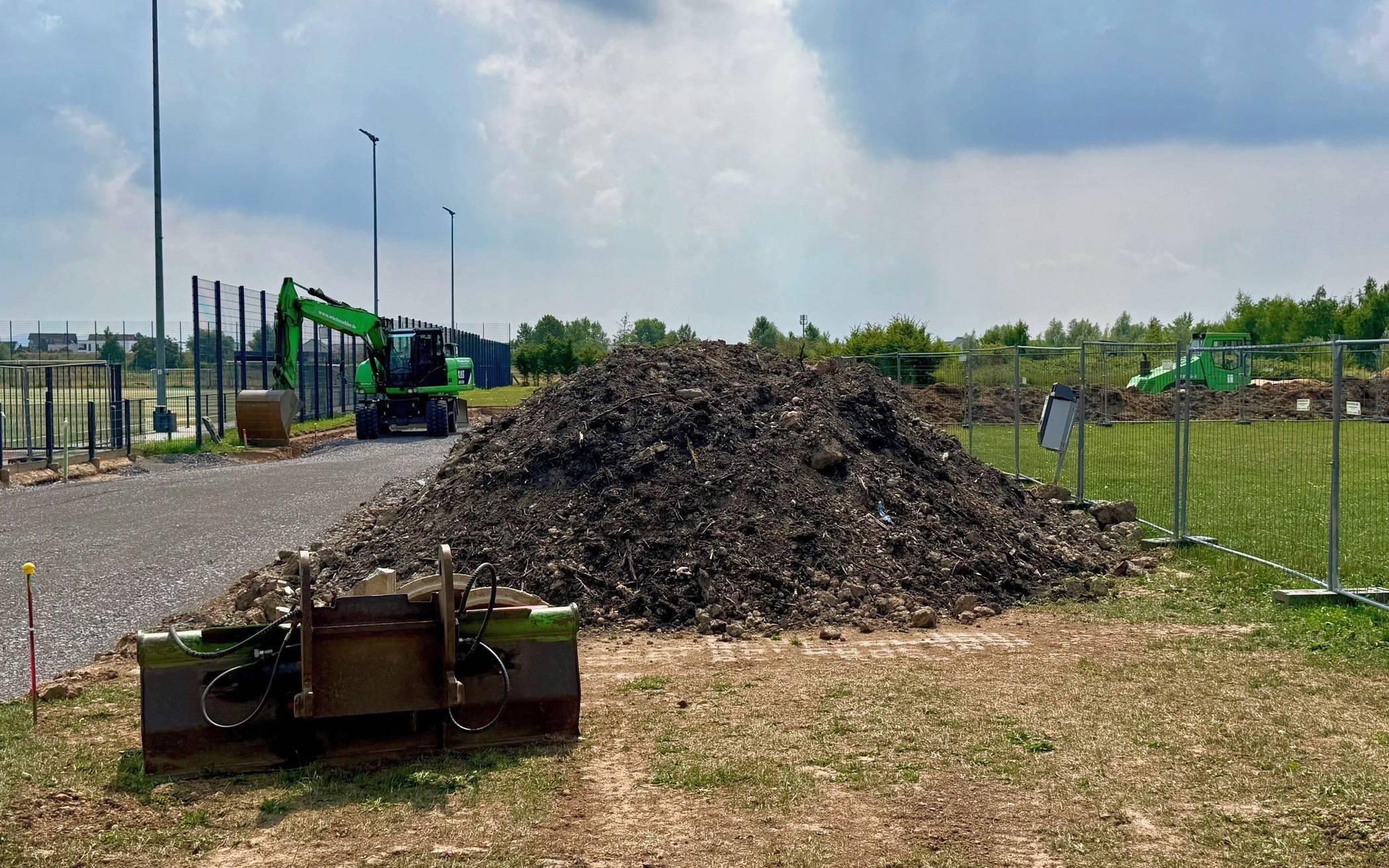  Am Sportplatz an der Herseler Erftstraße entsteht eine Containerunterkunft. 