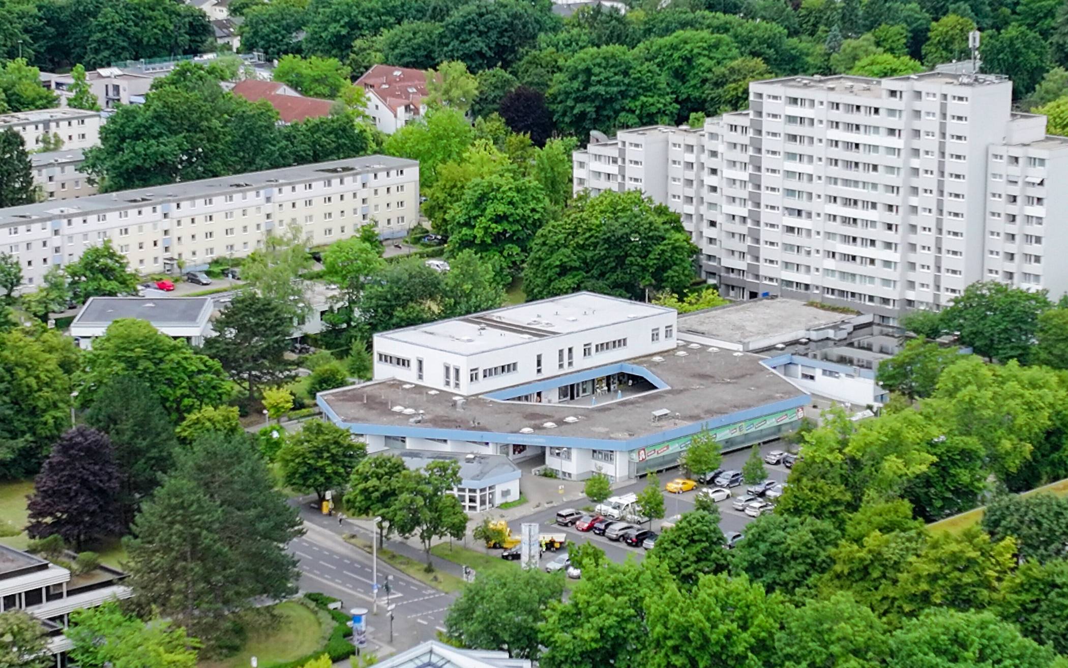 Das Einkaufszentrum und die benachbarten Hochhäuser am Heiderhof.
