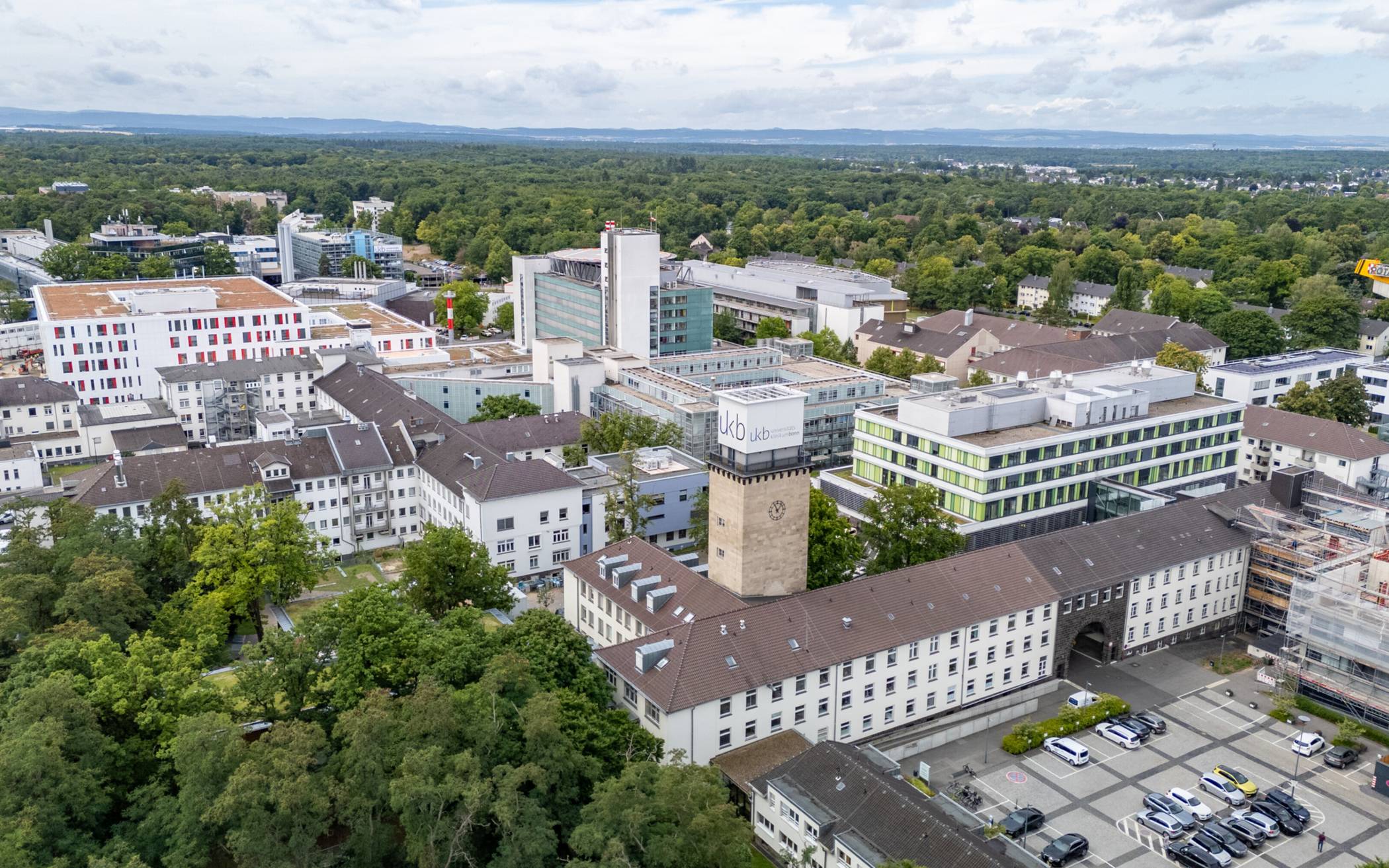  Die Uniklinik Bonn ist eine kleine Stadt: Konflikte sind wegen der Nachbarschaft von Klinik und Wohngebieten in den beengten Verhältnisse der Höhenlage programmiert. 
