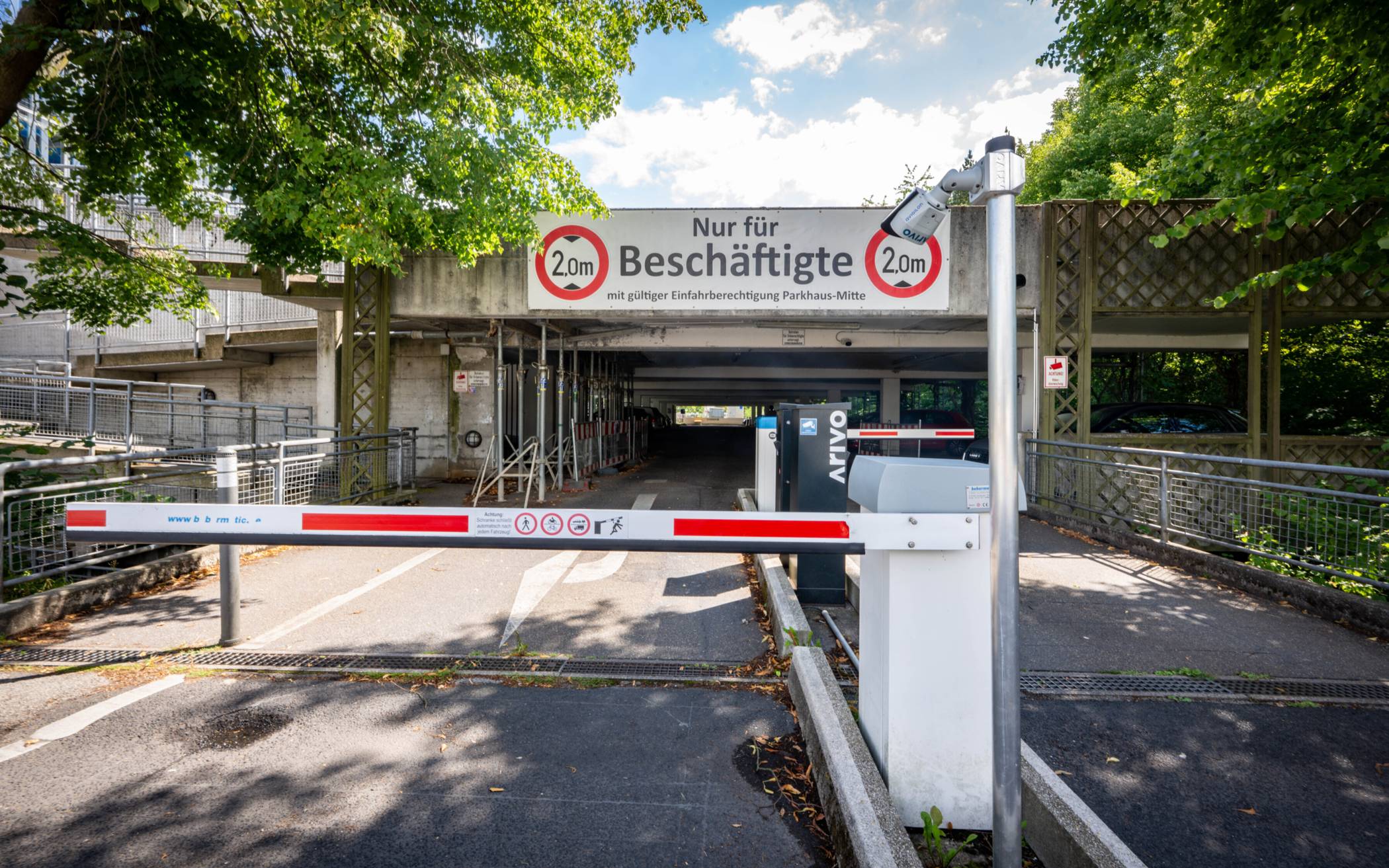  In diesem Parkhaus am Uniklinikum Bonn dürfen nur Beschäftigte mit Einfahrberechtigung ihr Auto abstellen. 