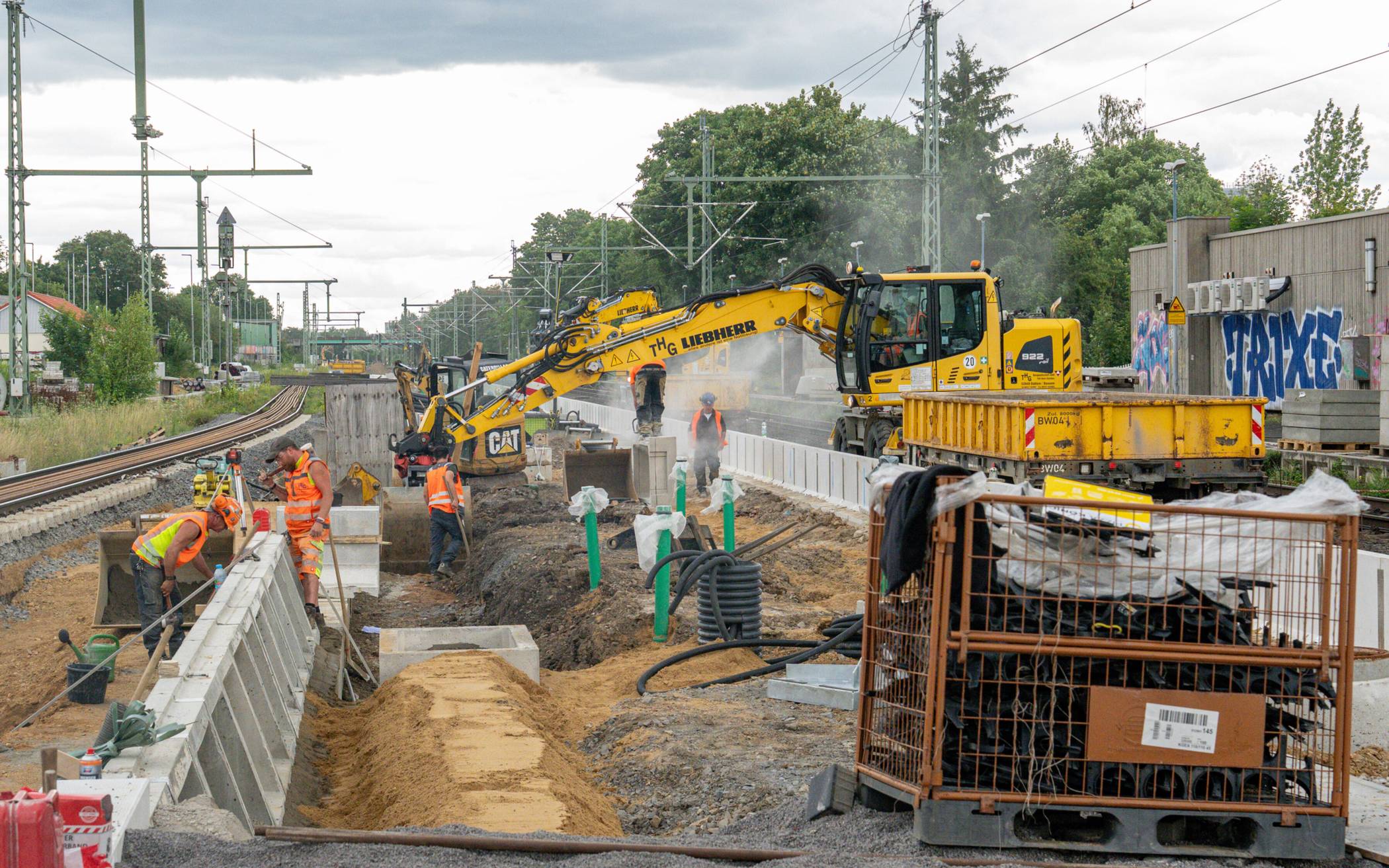  Die sechswöchige Vollsperrung der rechtsrheinischen Bahntrasse wird aktuell für umfangreiche Bauarbeiten am Bahnhof Beuel genutzt. 